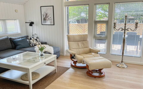 Greta - 200M from the Sea: Möbel, Holz, Flooring, Interior Design, Wohnzimmer, Fussboden, Holzboden, Beleuchtung, Zuhause, Zimmer