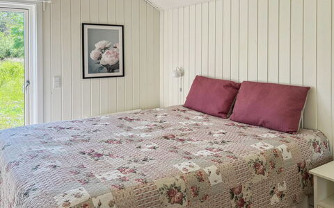 Greta - 200M from the Sea: Holz, Schlafzimmer, Linens, Bettdecke, Textil, Bett, Interior Design, Fussboden, Flooring, Bedding