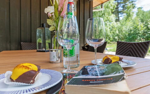 Anarosa - 200M from the Sea: Geschirr, Drinkware, Möbel, Tabelle, Barware, Servierware, Essen, Kelche, Weinglas
