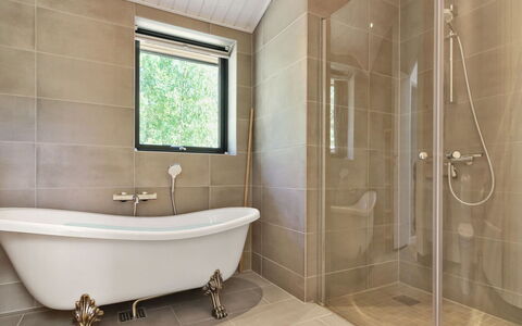 Anarosa - 200M from the Sea: Flooring, Badezimmer, Interior Design, Armatur, Fussboden, Installation, Zuhause, Badewanne, Decke, Zapfhahn