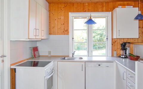Ulla - 300M from the Sea: Küche, Küchengerät, Countertop, Flooring, Interior Design, Holz, Major Appliance, Spüle, Cabinetry, Fussboden