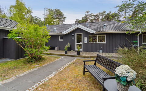 Bergulv - 75M from the Sea: Holz, Möbel, Wohnung, Zimmer, Decke, Holzbeize, Stuhl, Hartholz, Lack, Holz