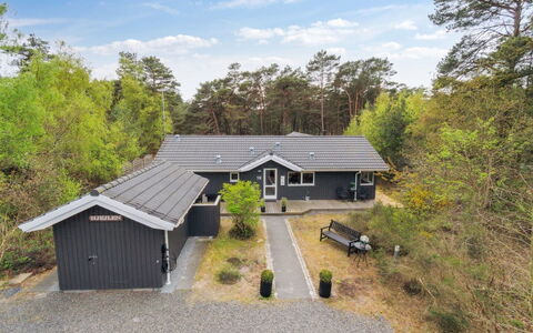Bergulv - 75M from the Sea: Holz, Möbel, Wohnung, Zimmer, Decke, Holzbeize, Stuhl, Hartholz, Lack, Holz