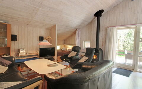 Almira - 1.2Km from the Sea: Holz, Möbel, Wohnung, Zimmer, Decke, Holzbeize, Stuhl, Hartholz, Lack, Holz
