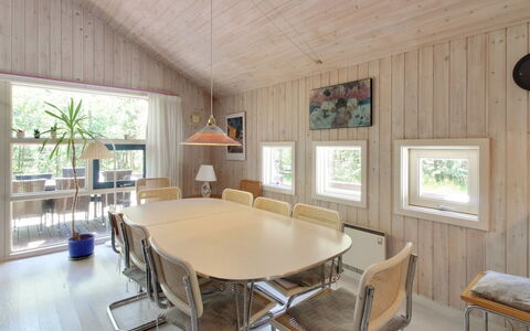 Almira - 1.2Km from the Sea: Holz, Möbel, Wohnung, Zimmer, Decke, Holzbeize, Stuhl, Hartholz, Lack, Holz