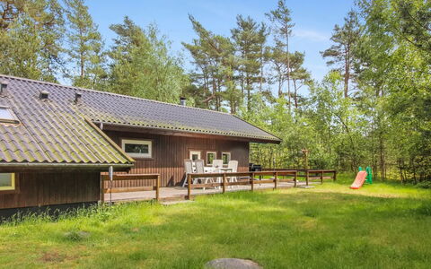 Almira - 1.2Km from the Sea: Holz, Möbel, Wohnung, Zimmer, Decke, Holzbeize, Stuhl, Hartholz, Lack, Holz