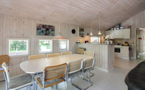Almira - 1.2Km from the Sea: Holz, Möbel, Wohnung, Zimmer, Decke, Holzbeize, Stuhl, Hartholz, Lack, Holz