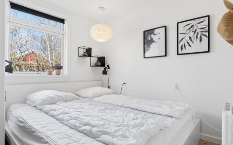Aida - 400M from the Sea: Bett, Schlafzimmer, Interior Design, Bedding, Bettdecke, Möbel, Decke, Fussboden, Linens, Flooring