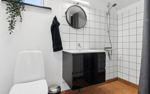 Aida - 400M from the Sea: Flooring, Armatur, Fussboden, Interior Design, Badezimmer, Toilette, Installation, Toilleten Sitz, Fliese, Zimmer