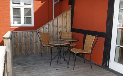 Lutz - 6Km from the Sea: Holz, Möbel, Wohnung, Zimmer, Decke, Holzbeize, Stuhl, Hartholz, Lack, Holz