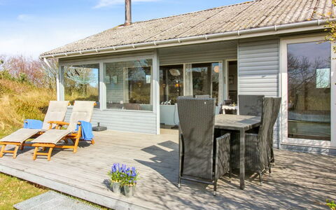 Bondi - 150M from the Sea: Holz, Möbel, Wohnung, Zimmer, Decke, Holzbeize, Stuhl, Hartholz, Lack, Holz