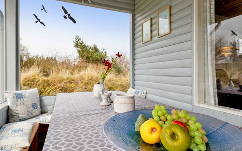 Bondi - 150M from the Sea: Holz, Möbel, Wohnung, Zimmer, Decke, Holzbeize, Stuhl, Hartholz, Lack, Holz