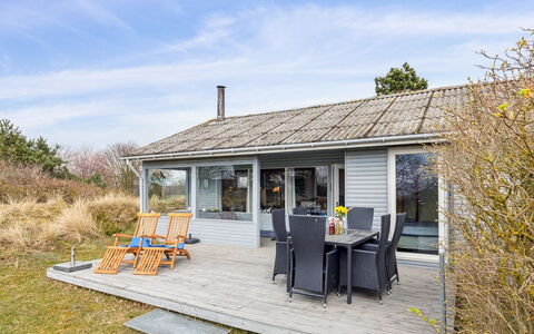 Bondi - 150M from the Sea: Holz, Möbel, Wohnung, Zimmer, Decke, Holzbeize, Stuhl, Hartholz, Lack, Holz