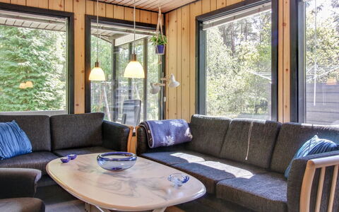Eeske - 800M from the Sea: Holz, Möbel, Wohnung, Zimmer, Decke, Holzbeize, Stuhl, Hartholz, Lack, Holz