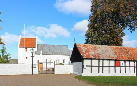 Eeske - 800M from the Sea: Holz, Möbel, Wohnung, Zimmer, Decke, Holzbeize, Stuhl, Hartholz, Lack, Holz