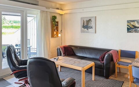 Erica - 6Km from the Sea: Möbel, Flooring, Interior Design, Fussboden, Holz, Couch, Zimmer, Tabelle, Decke, Wohnzimmer