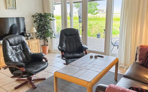 Erica - 6Km from the Sea: Möbel, Flooring, Interior Design, Fussboden, Stuhl, Holz, Zimmer, Tabelle, Wohnzimmer, Beleuchtung