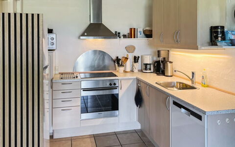 Erica - 6Km from the Sea: Küchengerät, Küche, Countertop, Major Appliance, Möbel, Cabinetry, Haushaltsgerät, Flooring, Interior Design, Herd