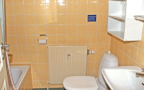 Erica - 6Km from the Sea: Badezimmer, Armatur, Flooring, Bad Sink, Wand, Fussboden, Interior Design, Sinken, Zapfhahn, Installation