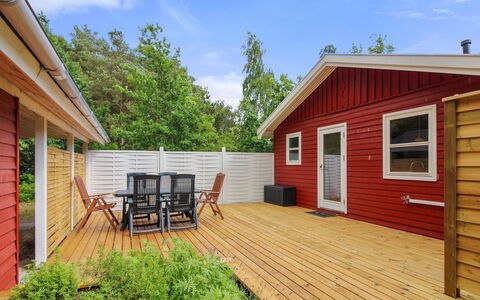 Majken - 300M from the Sea: Holz, Möbel, Wohnung, Zimmer, Decke, Holzbeize, Stuhl, Hartholz, Lack, Holz
