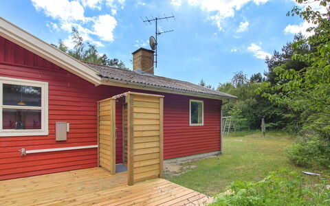 Majken - 300M from the Sea: Holz, Möbel, Wohnung, Zimmer, Decke, Holzbeize, Stuhl, Hartholz, Lack, Holz