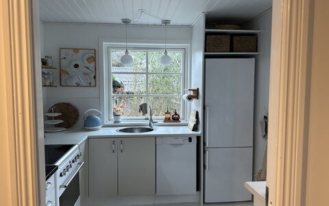 Gunwald - 300M from the Sea: Küche, Küchengerät, Countertop, Major Appliance, Interior Design, Flooring, Holz, Cabinetry, Spüle, Fussboden
