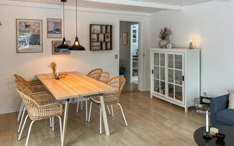 Gunwald - 300M from the Sea: Gras, Gebäude, Haus, Dach, Zuhause, Wohngebiet, Hütte, Grundstueck, Ländliches Gebiet, Rasen