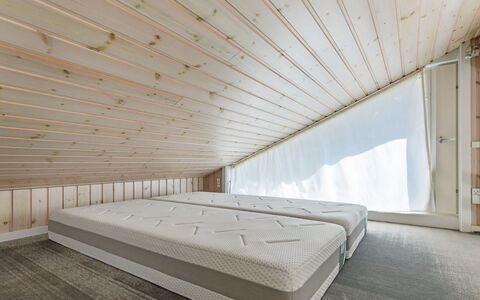 Gyrid - 150M from the Sea: Flooring, Fussboden, Decke, Schlafzimmer, Dachboden, Daylighting, Bedding, Linens, Hartholz, Bett