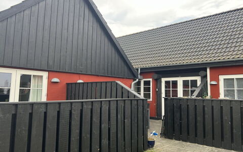 Manfred - 6Km from the Sea: Holz, Möbel, Wohnung, Zimmer, Decke, Holzbeize, Stuhl, Hartholz, Lack, Holz