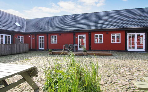 Manfred - 6Km from the Sea: Holz, Möbel, Wohnung, Zimmer, Decke, Holzbeize, Stuhl, Hartholz, Lack, Holz