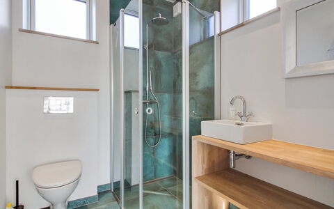 Benna - 120M from the Sea: Flooring, Fussboden, Interior Design, Armatur, Decke, Badezimmer, Beleuchtung, Installation, Zimmer, Zapfhahn