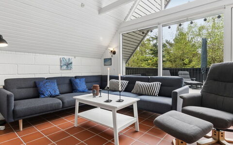 Lillesol - 400M from the Sea: Möbel, Flooring, Holz, Interior Design, Fussboden, Couch, Zuhause, Wohnzimmer, Holzboden