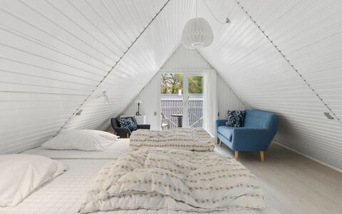 Lillesol - 400M from the Sea: Holz, Decke, Interior Design, Schlafzimmer, Flooring, Fussboden, Möbel, Zuhause, Beleuchtung, Bett
