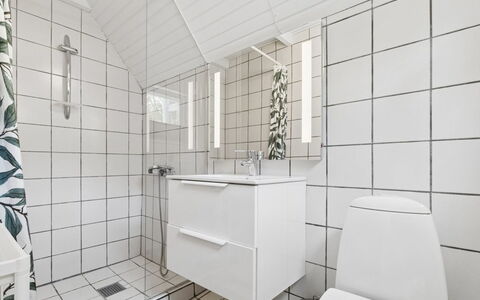 Lillesol - 400M from the Sea: Flooring, Armatur, Fussboden, Interior Design, Badezimmer, Fliese, Sinken, Installation, Zapfhahn, Toilette