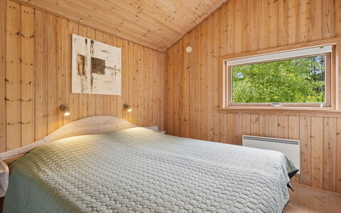 Ailen - 500M from the Sea: Holz, Interior Design, Decke, Schlafzimmer, Bett, Fussboden, Flooring, Zimmer, Bettdecke, Bedding