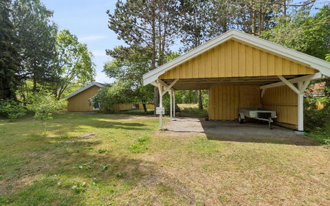 Ailen - 500M from the Sea: Baum, Dach, Schatten, Hütte, Rasen, Gartenbauten, Auffahrt, Garten, Garage, Schuppen