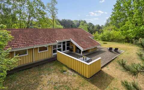 Ailen - 500M from the Sea: Abstellgleis, Zuhause, Dach, Haus, Wohngebiet, Hütte, Garten, Schatten, Hinterhof, Rasen