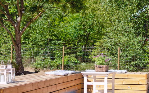 Malou - 350M from the Sea: Holz, Holzbeize, Planke, Hartholz, Hütte, Deck, Abstellgleis, Schatten, Holzboden, Gartenbauten