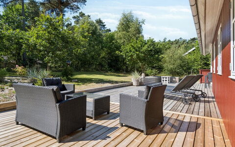 Malou - 350M from the Sea: Holz, Gartenmöbel, Möbel, Veranda, Holzboden, Deck, Hartholz, Stuhl, Garten, Holzbeize