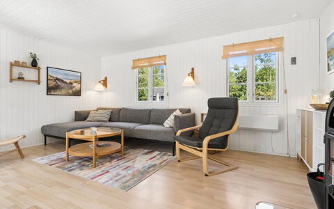 Malou - 350M from the Sea: Möbel, Flooring, Holz, Interior Design, Fussboden, Couch, Wohnzimmer, Zuhause, Holzboden, Decke