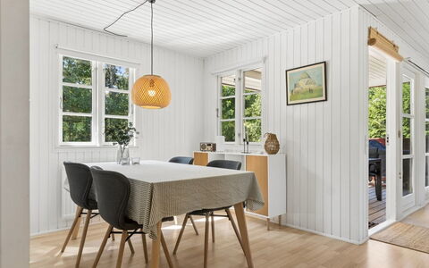 Malou - 350M from the Sea: Flooring, Holz, Interior Design, Möbel, Fussboden, Decke, Holzboden, Zuhause, Esszimmer, Küche & Esszimmer Tisch