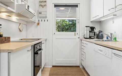 Malou - 350M from the Sea: Küchengerät, Küche, Major Appliance, Countertop, Flooring, Holz, Interior Design, Cabinetry, Fussboden, Haushaltsgerät