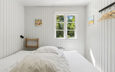Malou - 350M from the Sea: Holz, Schlafzimmer, Flooring, Fussboden, Interior Design, Bett, Decke, Bedding, Zuhause, Bettdecke