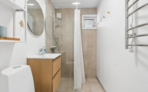 Malou - 350M from the Sea: Toilleten Sitz, Flooring, Armatur, Toilette, Wand, Interior Design, Fussboden, Badezimmer, Badezimmerschrank, Sinken