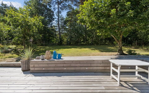 Malou - 350M from the Sea: Holz, Holzboden, Gartenmöbel, Hartholz, Planke, Möbel, Deck, Promenade, Verbundwerkstoff, Garten
