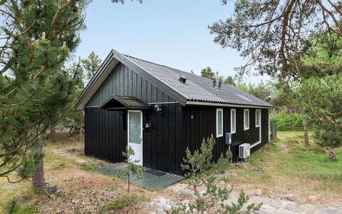 Hilje - 350M from the Sea: Möbel, Interior Design, Stuhl, Flooring, Tabelle, Resort, Fussboden, Decke, Zimmer, Eco Hotel