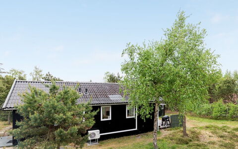Hilje - 350M from the Sea: Möbel, Interior Design, Stuhl, Flooring, Tabelle, Resort, Fussboden, Decke, Zimmer, Eco Hotel