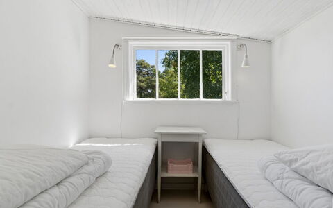 Kerstin - 100M from the Sea: Wand, Decke, Interior Design, Fussboden, Flooring, Schlafzimmer, Bett, Zimmer, Bedding