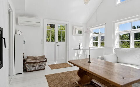 Kerstin - 100M from the Sea: Möbel, Interior Design, Flooring, Wand, Fussboden, Couch, Holz, Decke, Wohnzimmer, Zimmer