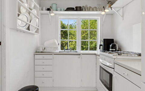 Kerstin - 100M from the Sea: Küche, Interior Design, Flooring, Küchengerät, Major Appliance, Decke, Countertop, Fussboden, Cabinetry, Zuhause